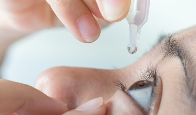 스마트폰 사용, “안구건조증 부추겨”