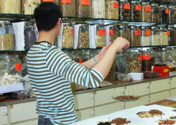 중국 한약재값 10배까지 폭등…”보양 수요 늘자 투기세력 개입”