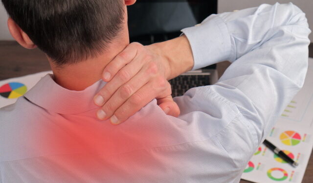 뻐근한 뒷목과 저린 팔, 그 원인은?