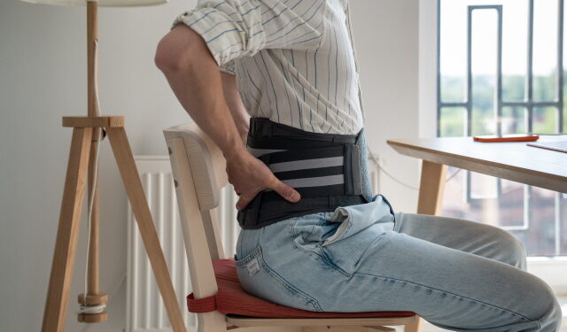 ‘잘’ 써야 ‘덜’ 아프다! ‘허리 보호대’ 제대로 활용하려면?