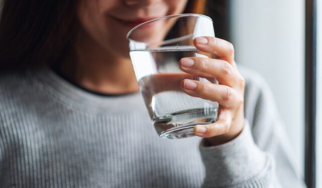 물 많이 마시면 죽을수도? 하루 적정 물 섭취량 논쟁 심화!