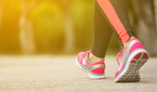 걸음걸이 약간만 교정해도 무릎관절염 통증 줄일 수 있다!